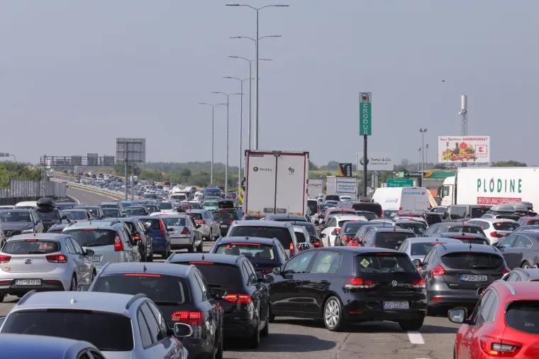 Udarni turistički vikend: Ogromne gužve na naplatnoj postaji Lučko u oba smjera