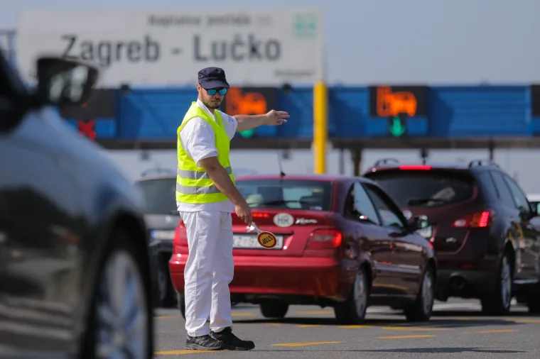 Udarni turistički vikend: Ogromne gužve na naplatnoj postaji Lučko u oba smjera