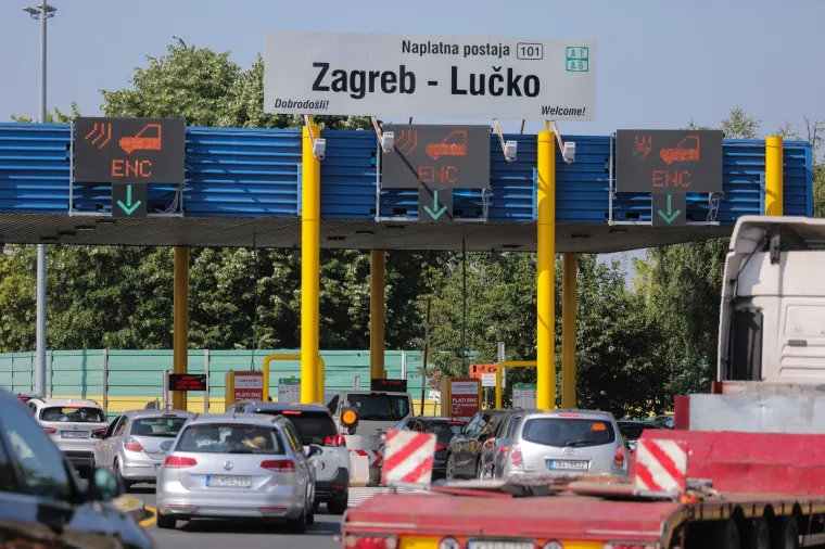Udarni turistički vikend: Ogromne gužve na naplatnoj postaji Lučko u oba smjera