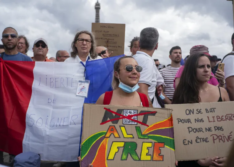U Parizu se sukobili policija i prosvjednici protiv covid mjera
