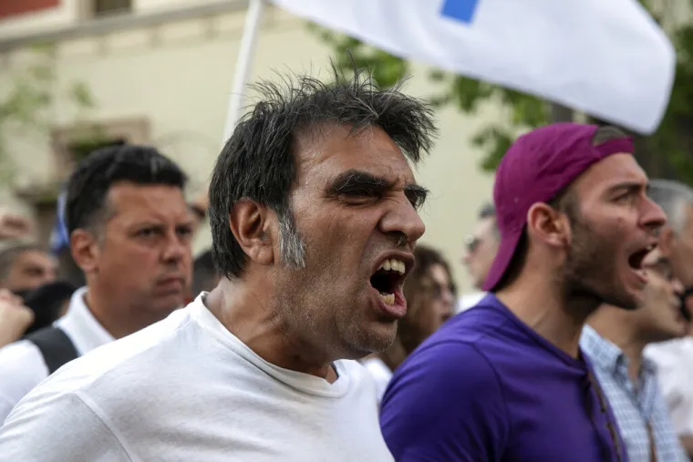 Diljem Europe sukobi policije i protivnika obveznog cijepljenja: Letjeli molotvoljevi kokteli, policija uzvraćala suzavcem