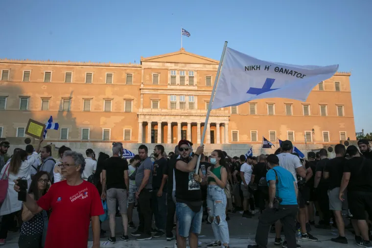 Diljem Europe sukobi policije i protivnika obveznog cijepljenja: Letjeli molotvoljevi kokteli, policija uzvraćala suzavcem