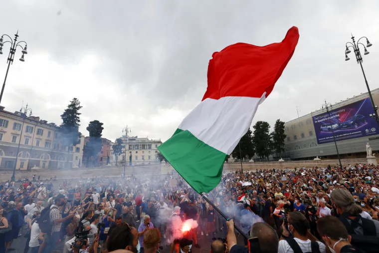 Diljem Europe sukobi policije i protivnika obveznog cijepljenja: Letjeli molotvoljevi kokteli, policija uzvraćala suzavcem