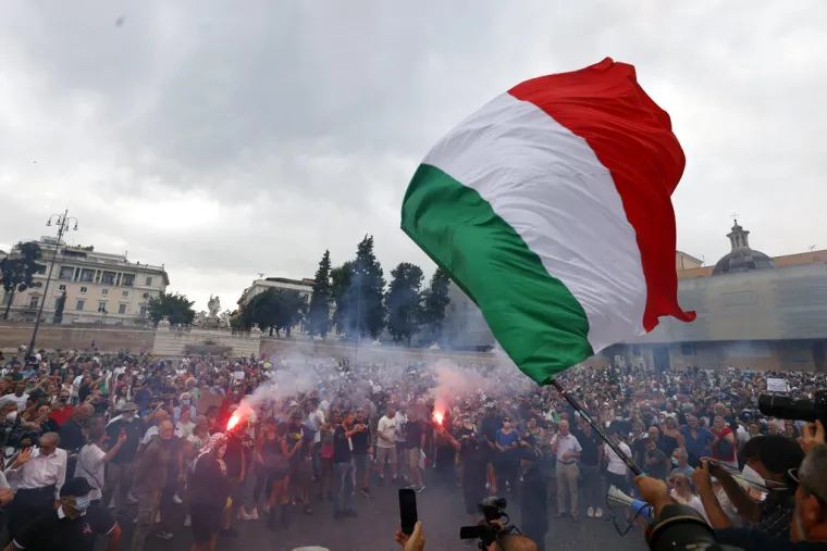 Diljem Europe sukobi policije i protivnika obveznog cijepljenja: Letjeli molotvoljevi kokteli, policija uzvraćala suzavcem