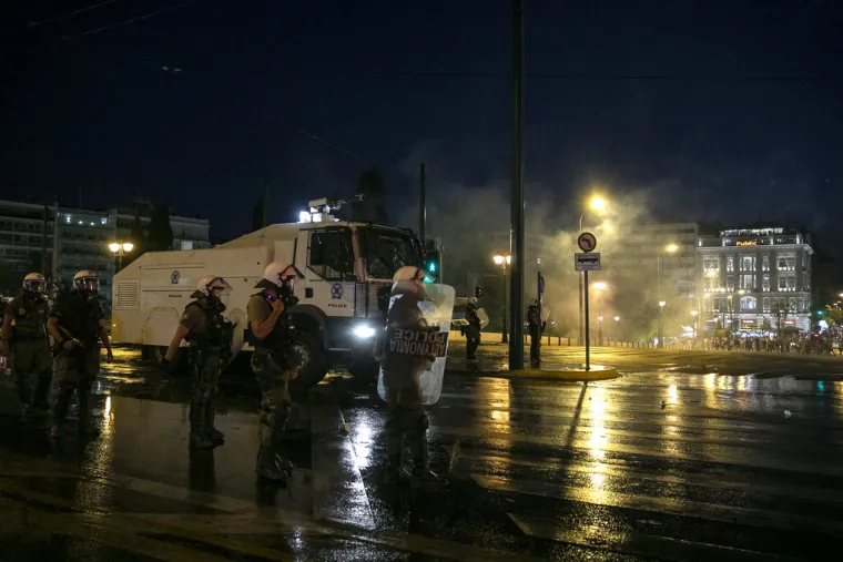 Diljem Europe sukobi policije i protivnika obveznog cijepljenja: Letjeli molotvoljevi kokteli, policija uzvraćala suzavcem