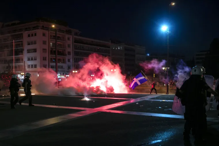Diljem Europe sukobi policije i protivnika obveznog cijepljenja: Letjeli molotvoljevi kokteli, policija uzvraćala suzavcem