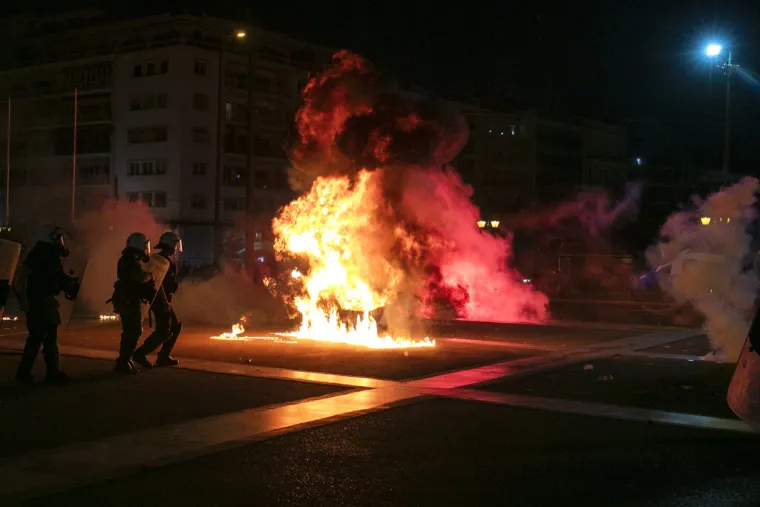 Diljem Europe sukobi policije i protivnika obveznog cijepljenja: Letjeli molotvoljevi kokteli, policija uzvraćala suzavcem