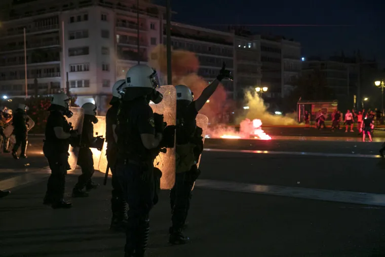 Diljem Europe sukobi policije i protivnika obveznog cijepljenja: Letjeli molotvoljevi kokteli, policija uzvraćala suzavcem