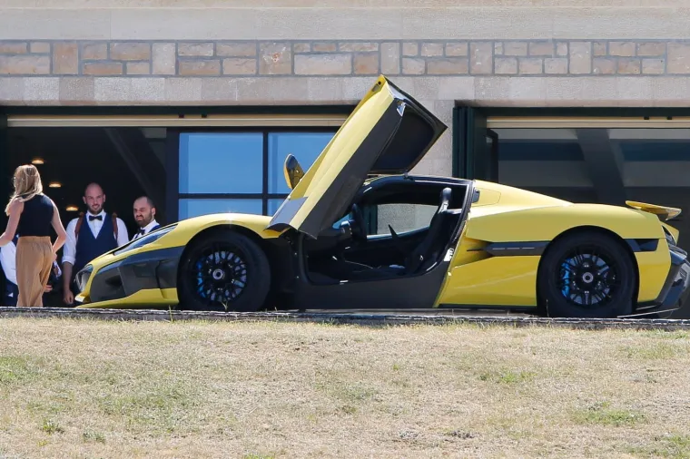 Tko bi odolio ovakvoj ljepotici? Rimčeva žuta Nevera plijeni pozornost na svadbeni dan