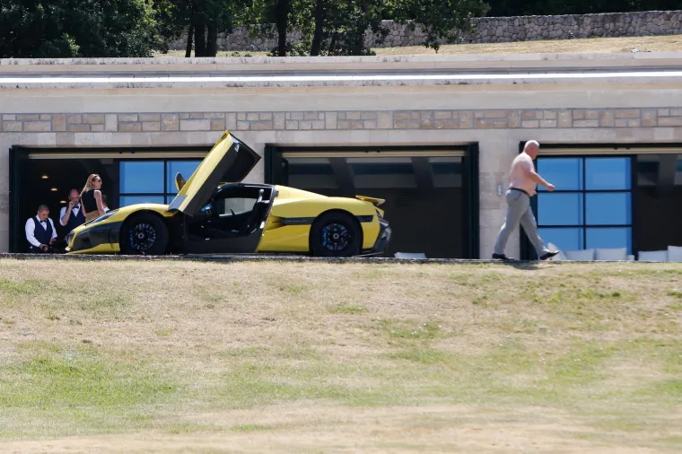 Tko bi odolio ovakvoj ljepotici? Rimčeva žuta Nevera plijeni pozornost na svadbeni dan