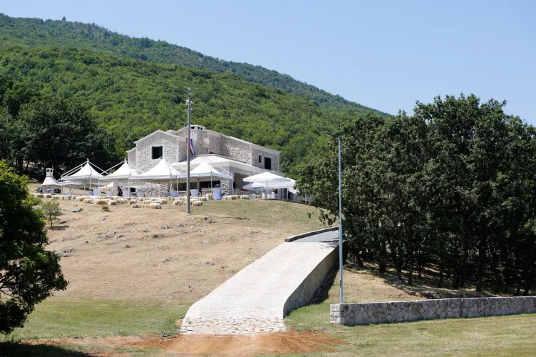 Tko bi odolio ovakvoj ljepotici? Rimčeva žuta Nevera plijeni pozornost na svadbeni dan