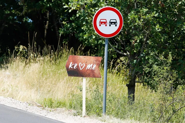 Tko bi odolio ovakvoj ljepotici? Rimčeva žuta Nevera plijeni pozornost na svadbeni dan