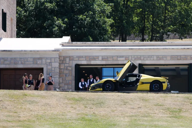 Tko bi odolio ovakvoj ljepotici? Rimčeva žuta Nevera plijeni pozornost na svadbeni dan