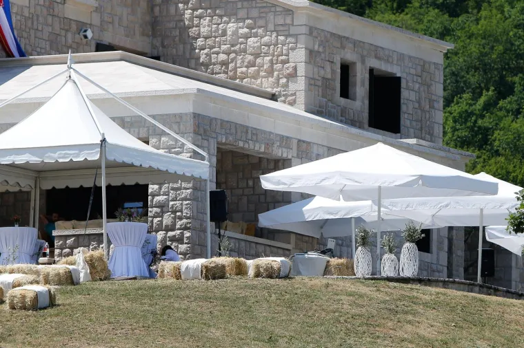 Tko bi odolio ovakvoj ljepotici? Rimčeva žuta Nevera plijeni pozornost na svadbeni dan