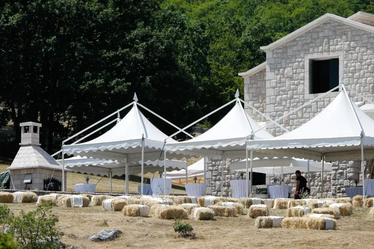 Tko bi odolio ovakvoj ljepotici? Rimčeva žuta Nevera plijeni pozornost na svadbeni dan