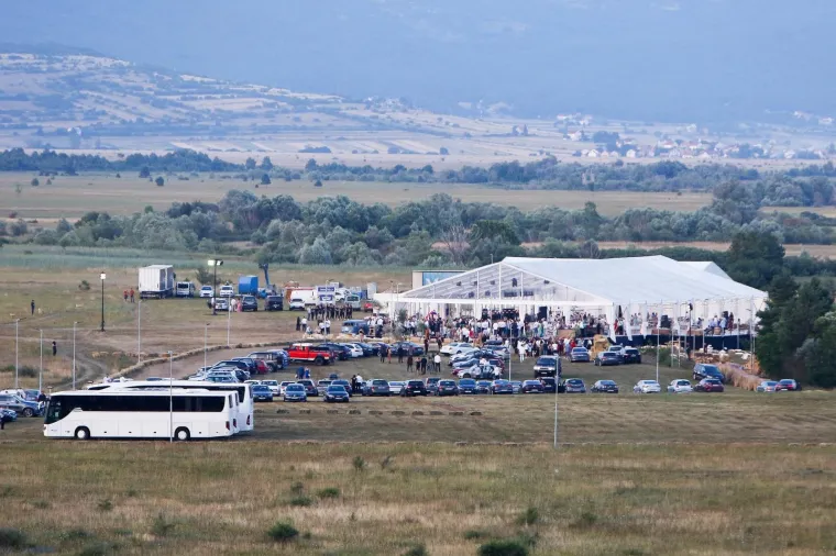 Mate i Katarina Rimac dolaze na svadbenu proslavu u žutoj Neveri