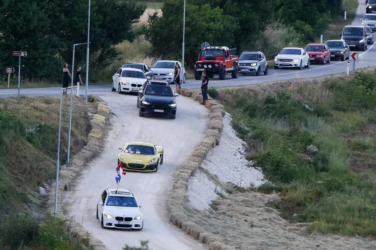 Mate i Katarina Rimac dolaze na svadbenu proslavu u žutoj Neveri