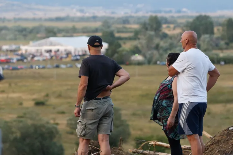 Mate i Katarina Rimac dolaze na svadbenu proslavu u žutoj Neveri