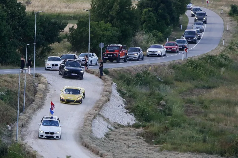 Mate i Katarina Rimac dolaze na svadbenu proslavu u žutoj Neveri