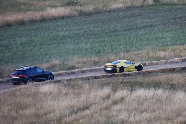 Mate i Katarina Rimac dolaze na svadbenu proslavu u žutoj Neveri