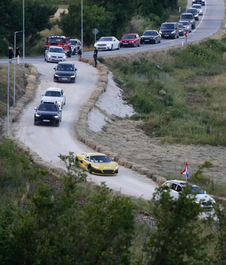 Mate i Katarina Rimac dolaze na svadbenu proslavu u žutoj Neveri