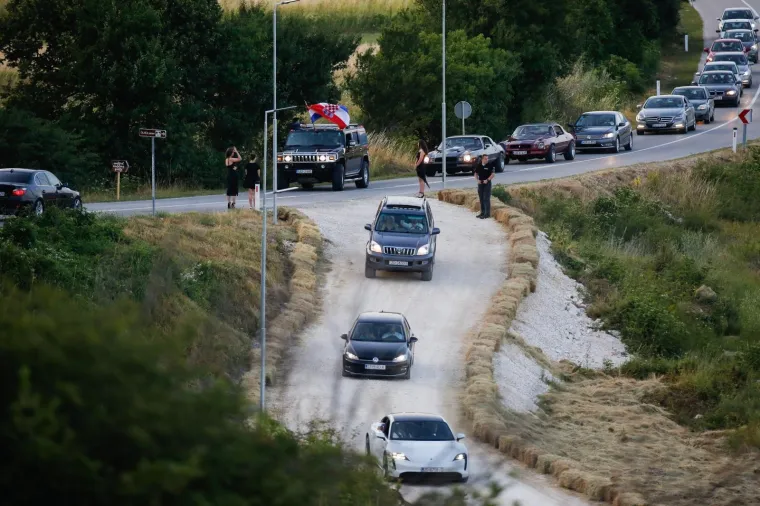 Mate i Katarina Rimac dolaze na svadbenu proslavu u žutoj Neveri