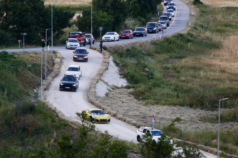 Mate i Katarina Rimac dolaze na svadbenu proslavu u žutoj Neveri