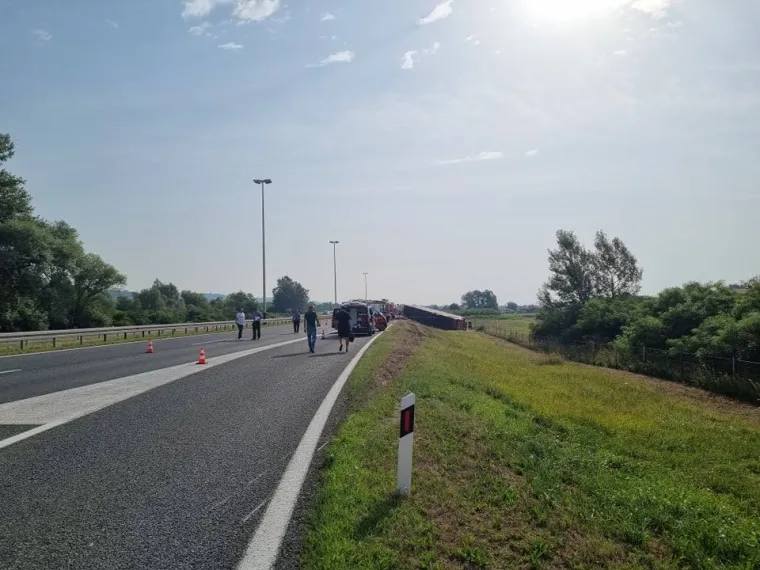 Prve fotografije s mjesta stravične nesreće kod Slavonskog Broda: Autobus sletio s ceste, najmanje 10 mrtvih