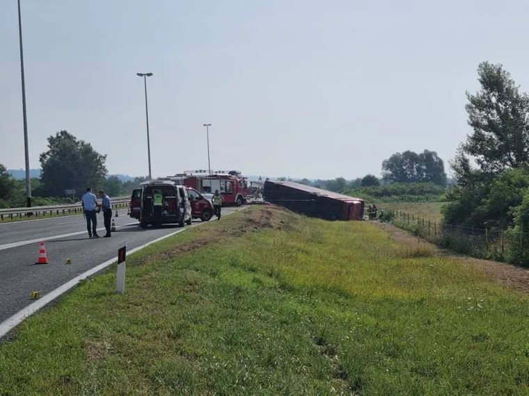 Prve fotografije s mjesta stravične nesreće kod Slavonskog Broda: Autobus sletio s ceste, najmanje 10 mrtvih