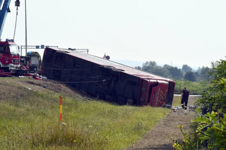 Prve fotografije s mjesta stravične nesreće kod Slavonskog Broda: Autobus sletio s ceste, najmanje 10 mrtvih
