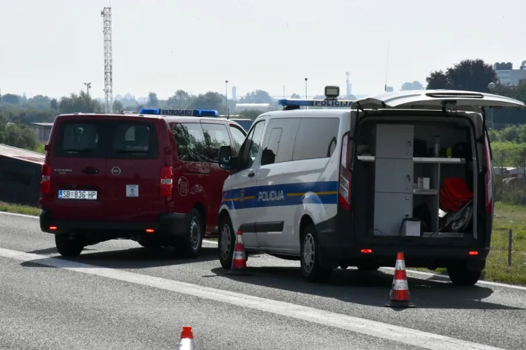 Prve fotografije s mjesta stravične nesreće kod Slavonskog Broda: Autobus sletio s ceste, najmanje 10 mrtvih