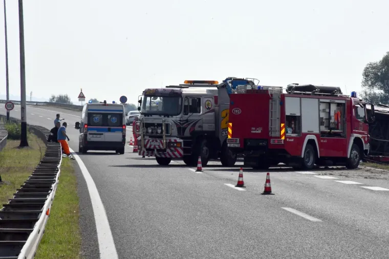 Prve fotografije s mjesta stravične nesreće kod Slavonskog Broda: Autobus sletio s ceste, najmanje 10 mrtvih