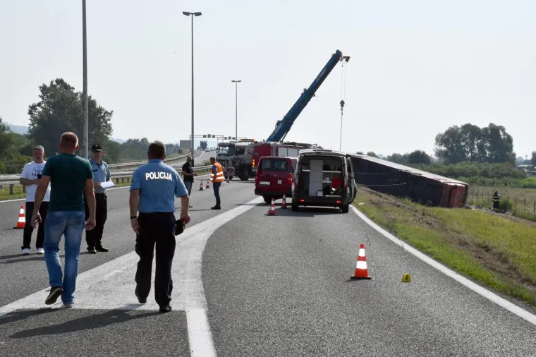 Prve fotografije s mjesta stravične nesreće kod Slavonskog Broda: Autobus sletio s ceste, najmanje 10 mrtvih