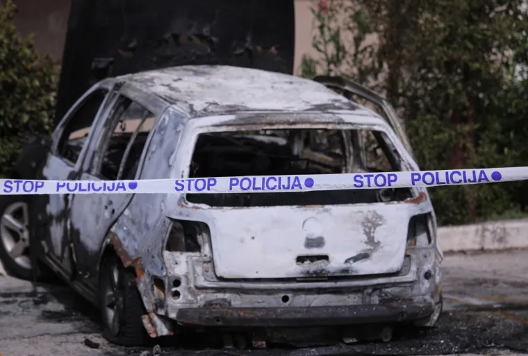 Eksplozija probudila Splićane! Na parkirali&scaron;tu izgorio automobil