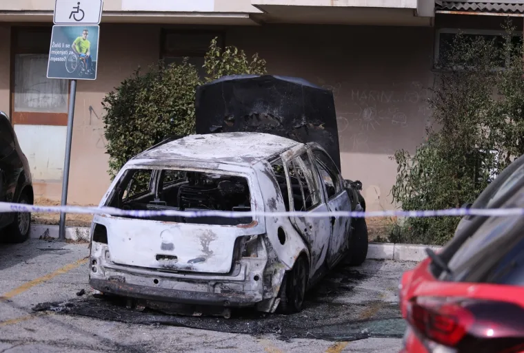 Eksplozija probudila Splićane! Na parkirali&scaron;tu izgorio automobil