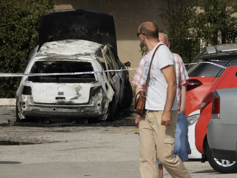 Eksplozija probudila Splićane! Na parkirali&scaron;tu izgorio automobil