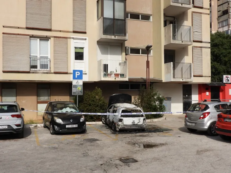 Eksplozija probudila Splićane! Na parkirali&scaron;tu izgorio automobil