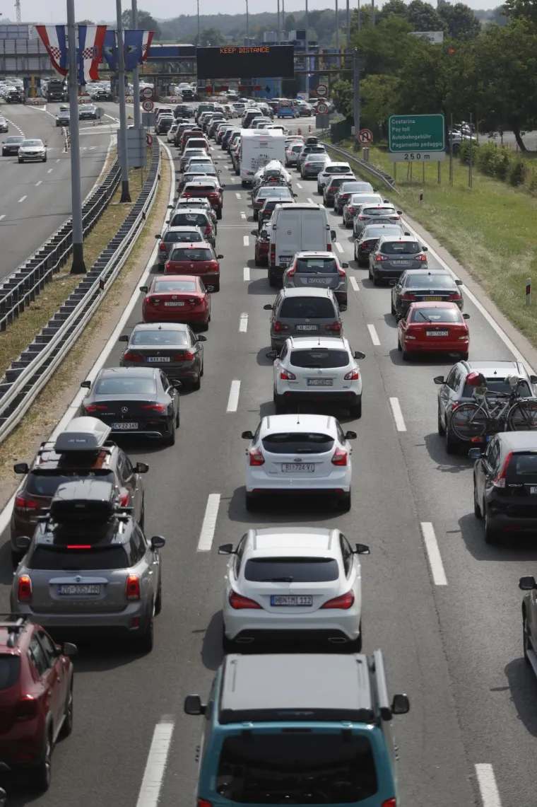 Gužve na naplatnoj postaji Lučko iako je udarni turistički vikend pri samom kraju