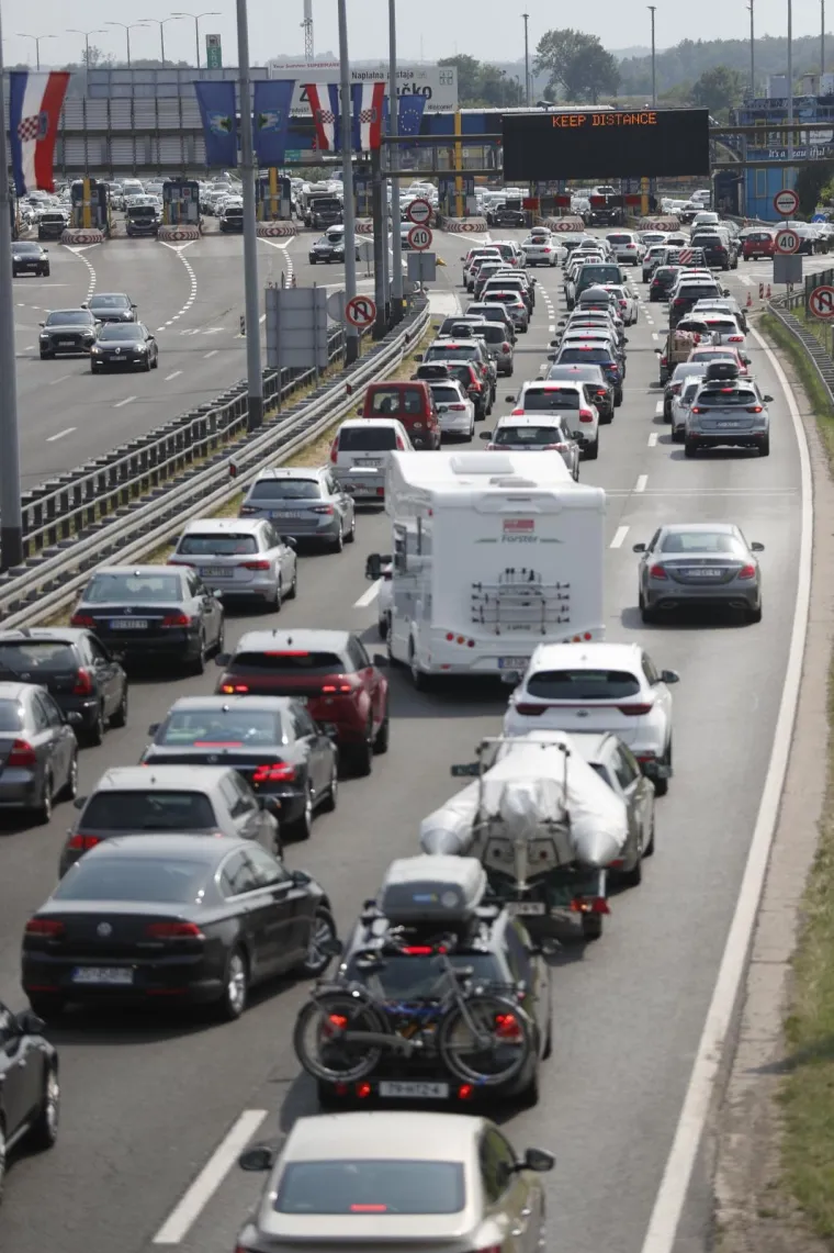 Gužve na naplatnoj postaji Lučko iako je udarni turistički vikend pri samom kraju