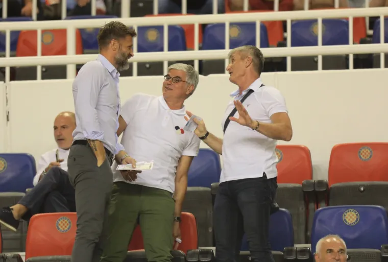 Hajduk i Osijek sastali su se na Poljudu u drugom kolu Prve HNL. S tribina su ih bodrili izbornici Zlatko Dalić i Igor Bišćan, a društvo im je pravio Stipe Pletikosa.