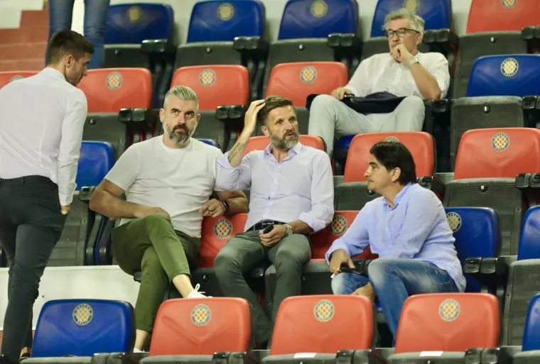 Hajduk i Osijek sastali su se na Poljudu u drugom kolu Prve HNL. S tribina su ih bodrili izbornici Zlatko Dalić i Igor Bišćan, a društvo im je pravio Stipe Pletikosa.