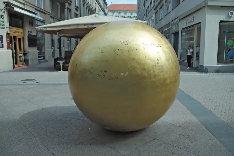 Na mladima svijet ostaje, a koliko će Sunce u Bogovićevoj 'svijetliti'? Prepuno je potpisa, neumjesnih crteža...