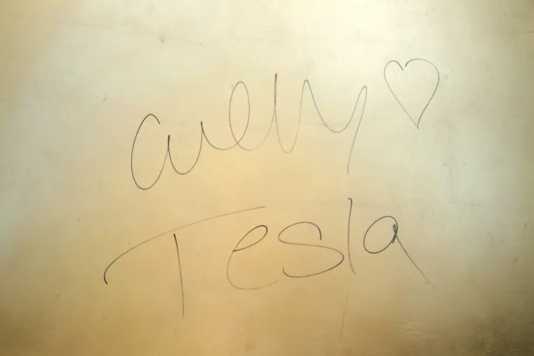 Na mladima svijet ostaje, a koliko će Sunce u Bogovićevoj 'svijetliti'? Prepuno je potpisa, neumjesnih crteža...