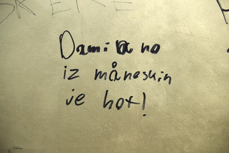 Na mladima svijet ostaje, a koliko će Sunce u Bogovićevoj 'svijetliti'? Prepuno je potpisa, neumjesnih crteža...