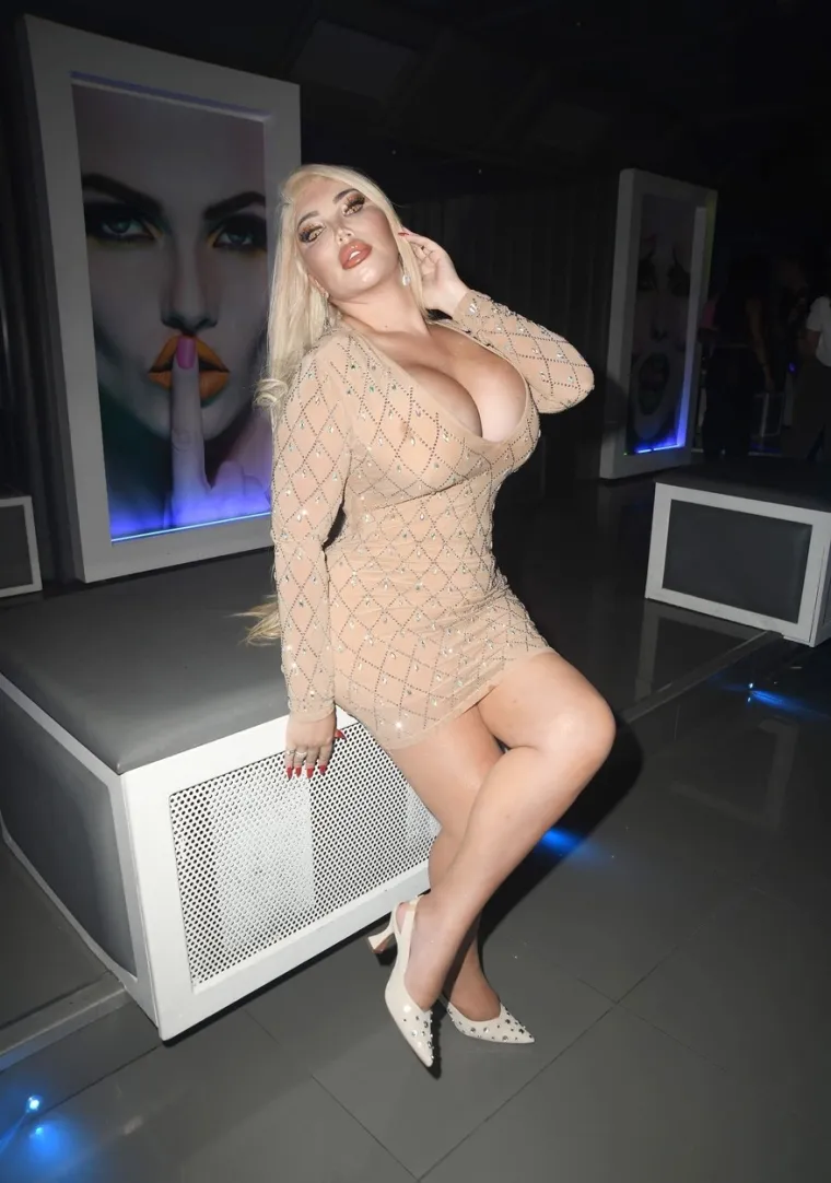 Bivši 'ljudski Ken' ukrao pozornost u oskudnoj haljinici; Jessica je pokazala svoje bujne obline iz svih kutova