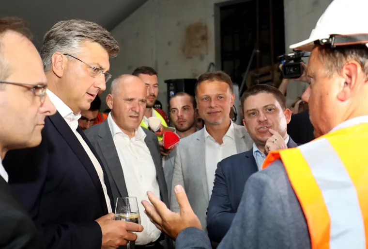 Premijer Andrej Plenković na svečanosti spajanja posljednjeg segmenta konstrukcije Pelje&scaron;kog mosta