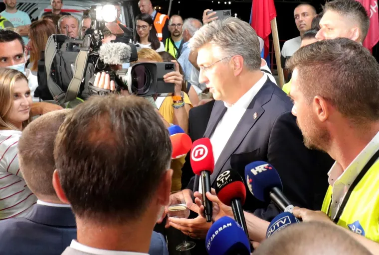 Premijer Andrej Plenković na svečanosti spajanja posljednjeg segmenta konstrukcije Pelje&scaron;kog mosta