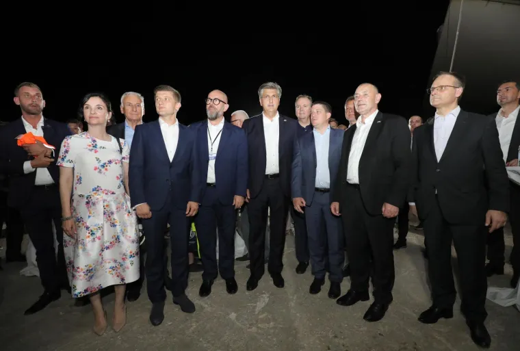 Premijer Andrej Plenković na svečanosti spajanja posljednjeg segmenta konstrukcije Pelje&scaron;kog mosta