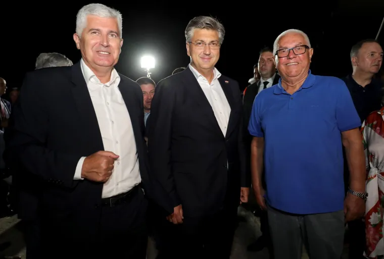 Premijer Andrej Plenković na svečanosti spajanja posljednjeg segmenta konstrukcije Pelje&scaron;kog mosta