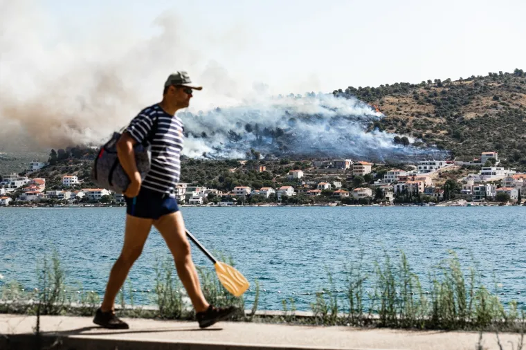 Požar na otvorenom prostoru kod Rogoznice: Na terenu 22 vatrogasca i osam vozila. Stigle i zračne snage